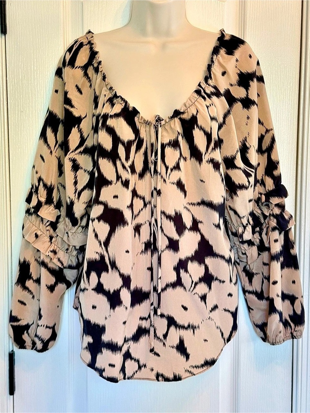Bellatrix Abstract Floral Print Ruffle Sleeve Blouse in Tan/Brown & Black Size